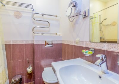 Ванная комната в номере 1 местный 1 комнатный 1 категории новый в санатории Целебный ключ город Ессентуки - фотография