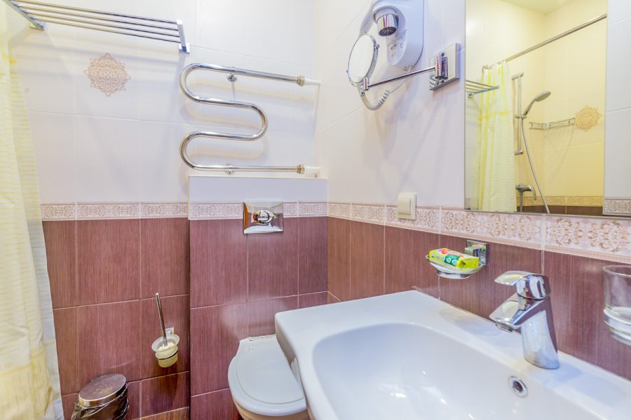 Ванная комната в номере 1 местный 1 комнатный 1 категории новый в санатории Целебный ключ город Ессентуки - фотография