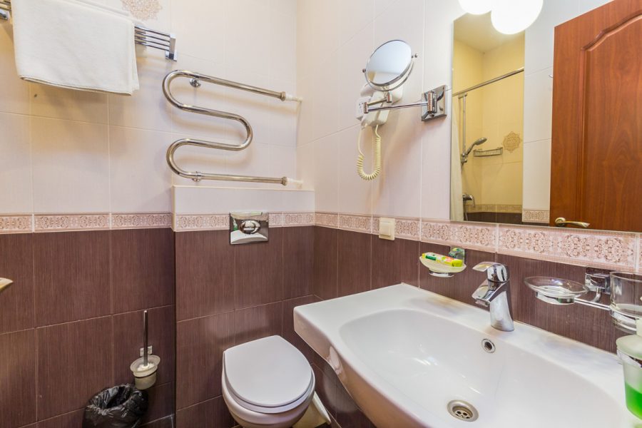 Ванная комната в номере 2 местный 1 комнатный 1 категории новый в санатории Целебный ключ город Ессентуки - фотография