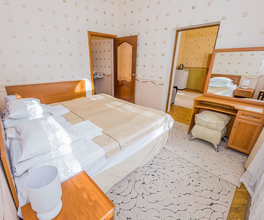 Номер Люкс 2 местный 2 комнатный в санатории Целебный ключ город Ессентуки - фотография
