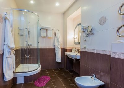 Ванная комната в номере Люкс 2 местный 2 комнатный новый в санатории Целебный ключ город Ессентуки - фотография