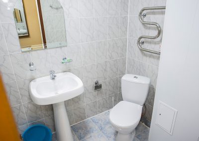 Ванная комната в номере 2 местный 1 комнатный 2 категории в санатории Целебный ключ город Ессентуки - фотография