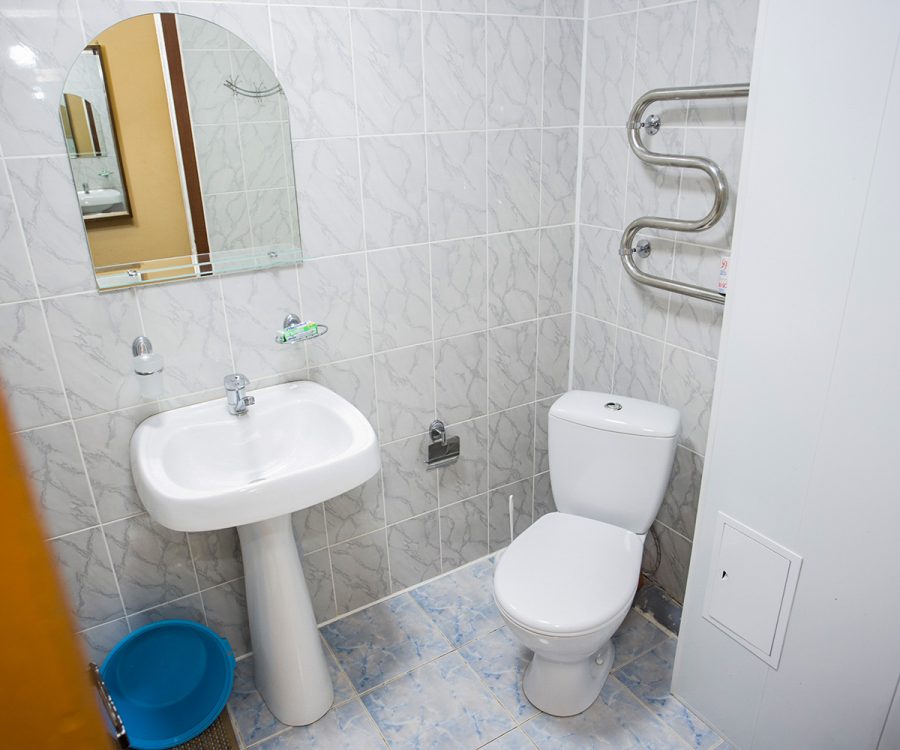 Ванная комната в номере 2 местный 1 комнатный 2 категории в санатории Целебный ключ город Ессентуки - фотография