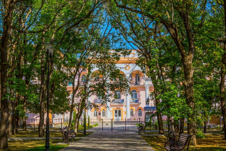 Прогулочная аллея к корпусу в санатории Целебный Ключ город Ессентуки - фотография