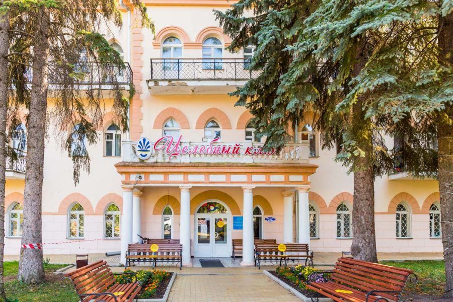 Вид на главный вход в санатории Целебный Ключ город Ессентуки - фотография