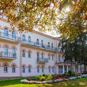 Вид на корпус санатория Целебный Ключ город Ессентуки - фотография