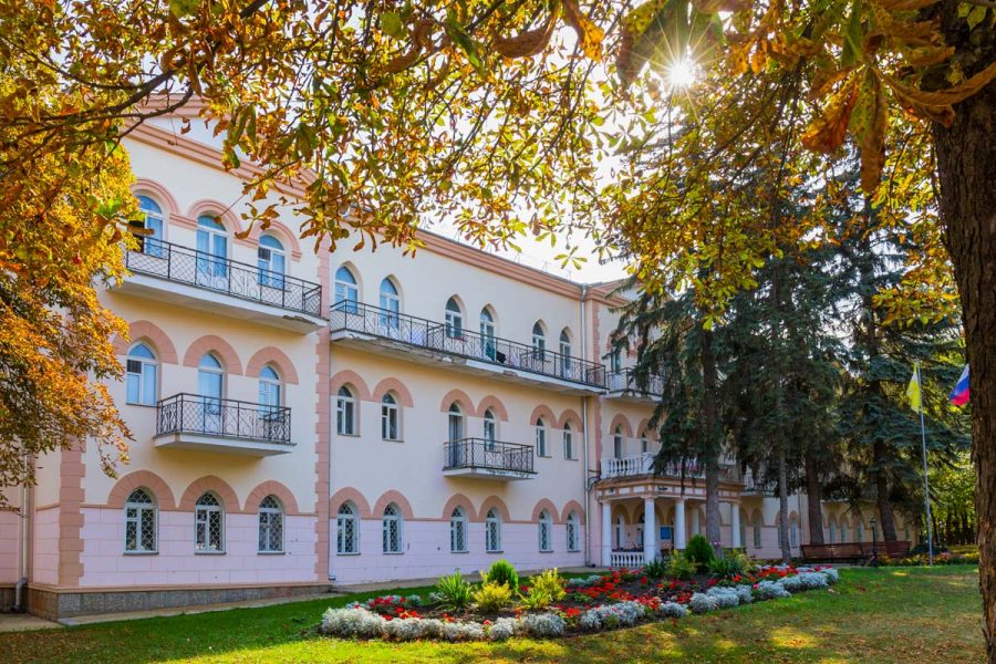 Вид на корпус санатория Целебный Ключ город Ессентуки - фотография