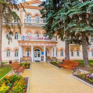 Вид на главный вход в санатории Целебный Ключ город Ессентуки - фотография