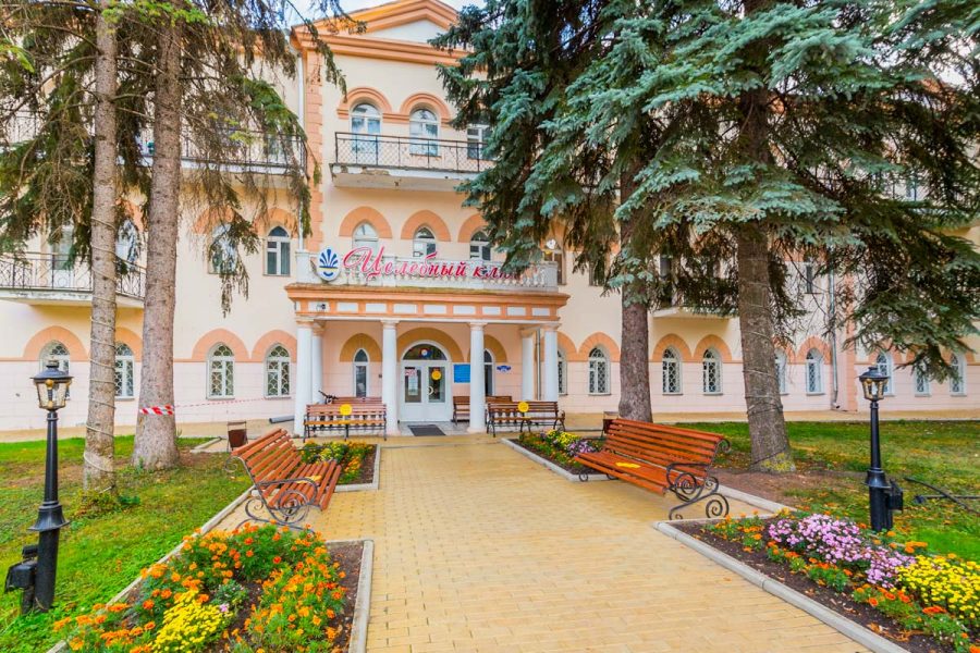 Вид на главный вход в санатории Целебный Ключ город Ессентуки - фотография