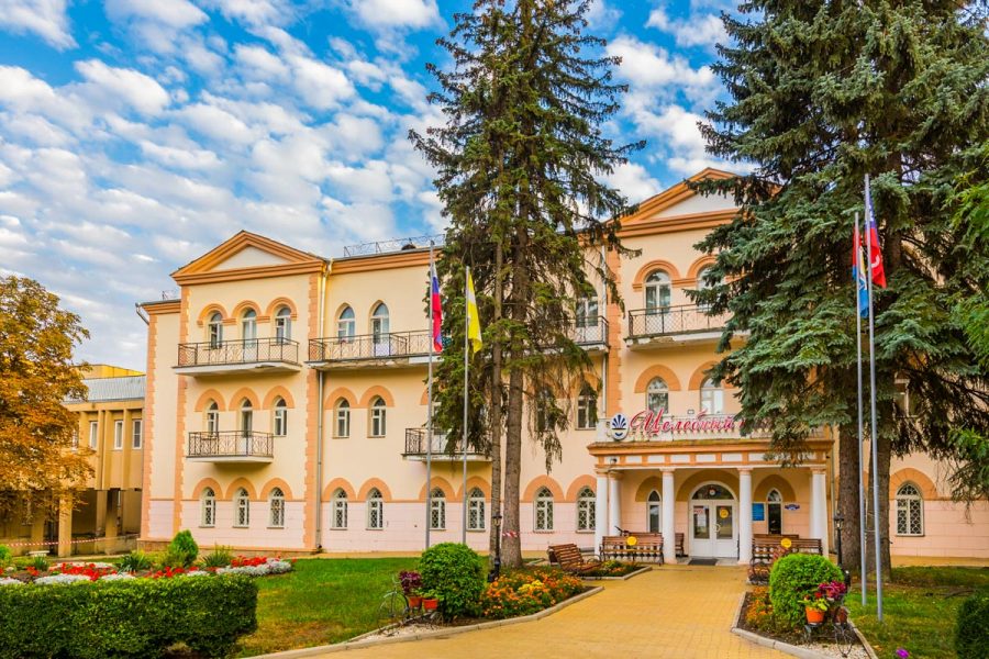 Вид на главный вход в санатории Целебный Ключ город Ессентуки - фотография