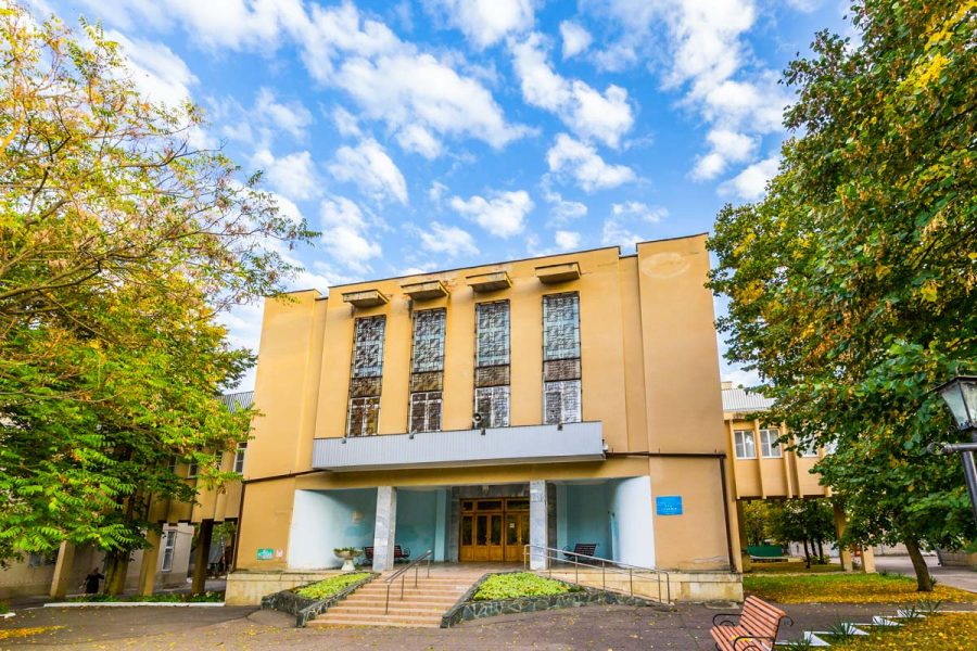 Вид на вход второго корпуса в санатории Целебный Ключ город Ессентуки - фотография