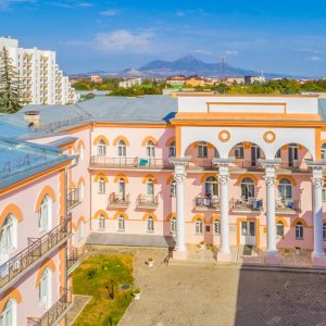 Вид на корпуса сверху санатория Целебный Ключ город Ессентуки - фотография