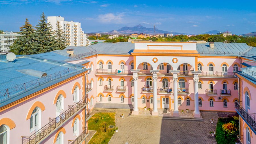 Вид на корпуса сверху санатория Целебный Ключ город Ессентуки - фотография