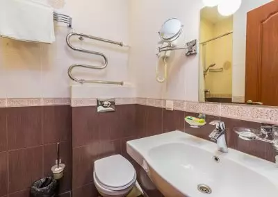 Ванная комната в номере 2 местный 1 комнатный 1 категории новый в санатории Целебный ключ город Ессентуки - фотография