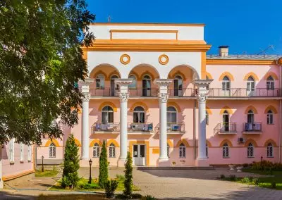 Вид на корпус санатория Целебный Ключ город Ессентуки - фотография