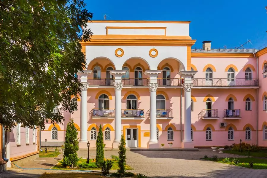 Вид на корпус санатория Целебный Ключ город Ессентуки - фотография