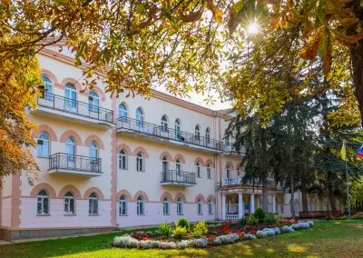 Вид на корпус санатория Целебный Ключ город Ессентуки - фотография