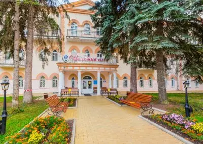 Вид на главный вход в санатории Целебный Ключ город Ессентуки - фотография