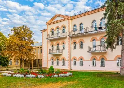 Вид на корпус санатория Целебный Ключ город Ессентуки - фотография