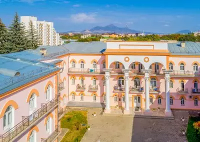 Вид на корпуса сверху санатория Целебный Ключ город Ессентуки - фотография